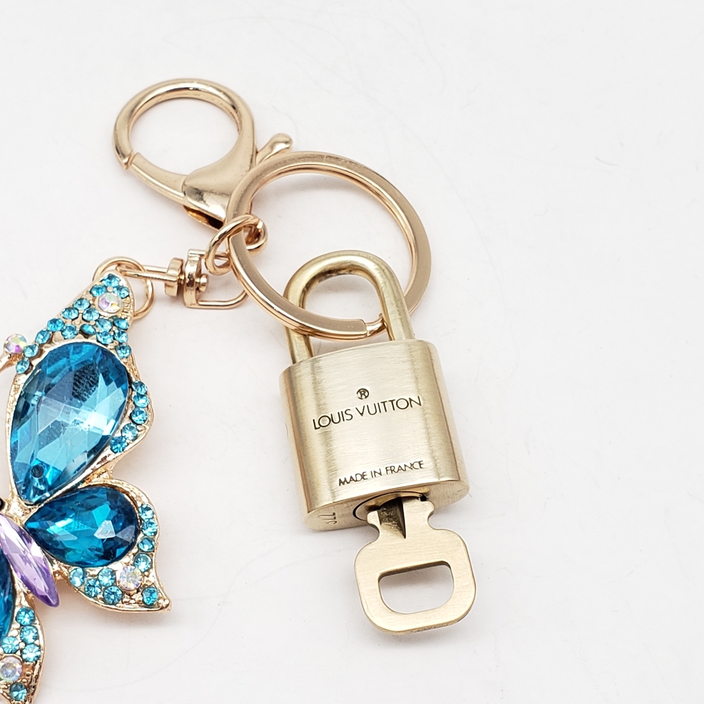 Authentic Louis Vuitton Gold Lock & Key ✨ Bag Charm Unbranded Butterfly Keychain - Picture 3 of 8